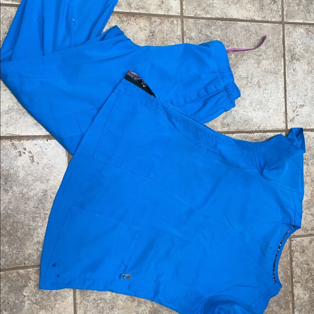 Vera Bradley scrub set size sm very small stain on right pocket in picture
